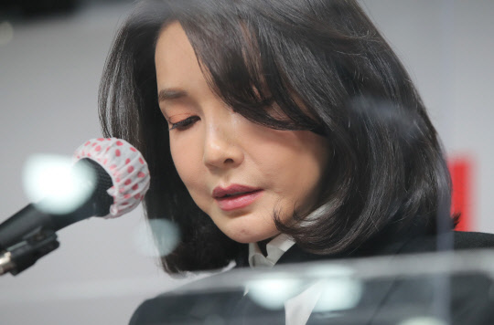 김건희 코바나컨텐츠 대표가 지난해 12월26일 서울 여의도 당사에서 자신의 허위 이력 의혹과 관련해 입장문을 발표하고 있다. <연합뉴스>